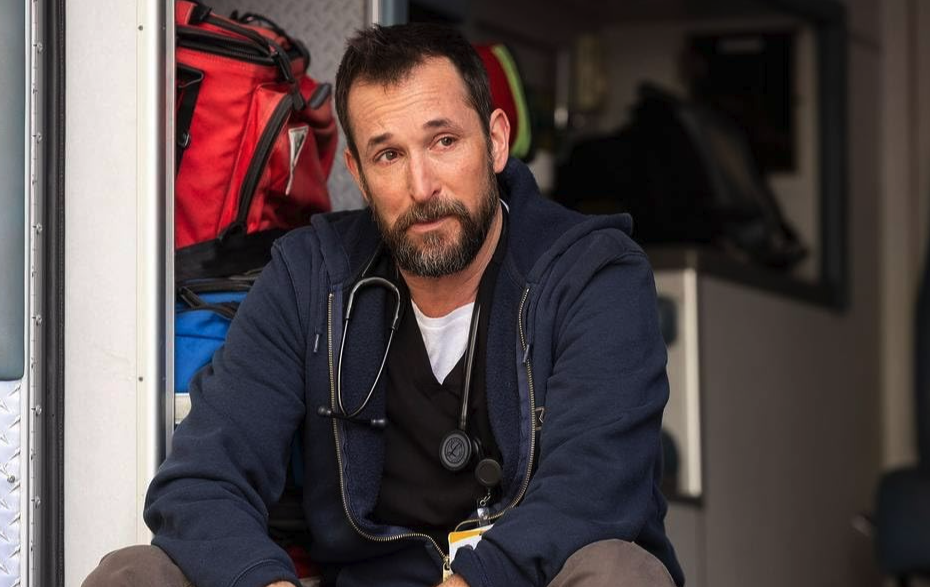Noah Wyle dans le rôle du docteur Robinavitch dans la série The Pitt
