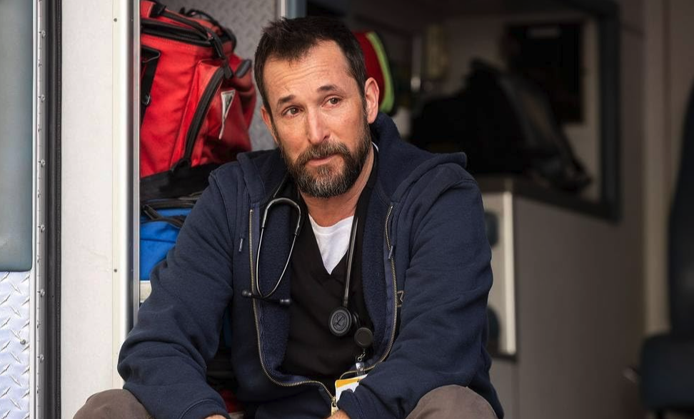 Noah Wyle dans le rôle du docteur Robinavitch dans la série The Pitt