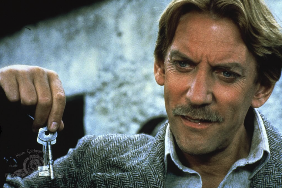 Donald Sutherland dans L'Arme à l'œil (Eye of the Needle, 1981), réalisé par Richard Marquand, musique de Miklós Rózsa