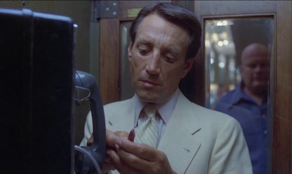 Roy Scheider dans Meurtres en cascade (Last Embrace, 1979), réalisé par Jonathan Demme, avec une musique de Miklós Rózsa